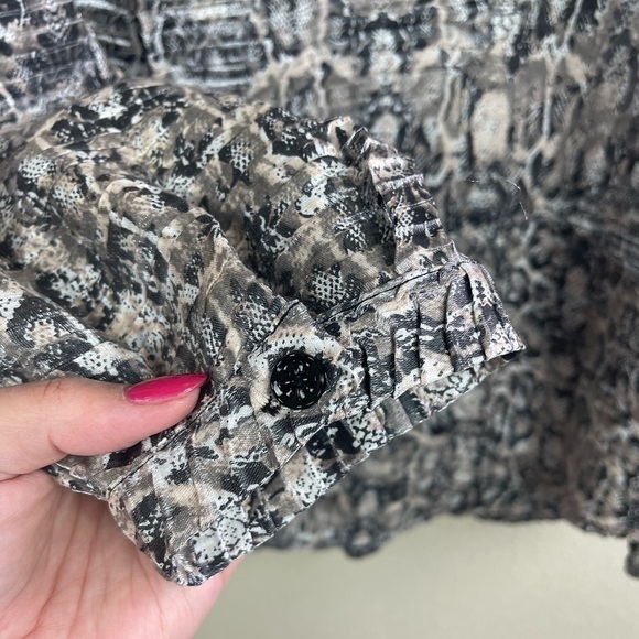 Erin London Snake‎ Print Button Down Top Size Medium - Picture 4 of 5